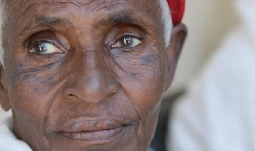 Imagem ilustrativa. A idosa conta que gastava muito dinheiro com curandeiros e nada acontecia, mas que Jesus a curou de graça. (Foto: Reprodução).