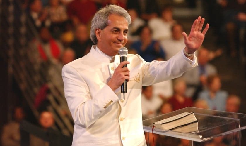 "Quando eu era mais novo, fui influenciado pelo o que os pregadores ensinavam naquela época", admitiu Benny Hinn. (Foto: Reprodução).