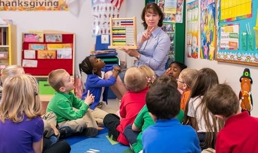 Crianças de 5 anos poderão escolher seu próprio gênero e até mesmo sua raça nas escolas, sem o consentimento dos pais. (Foto: mothersblog.gr)