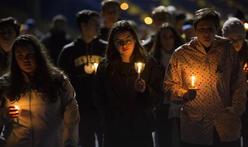 Estudantes do ensino médio durante uma vigília de oração depois do tiroteio em Parkland, na Flórida. (Foto: Getty Images/Drew Angerer)