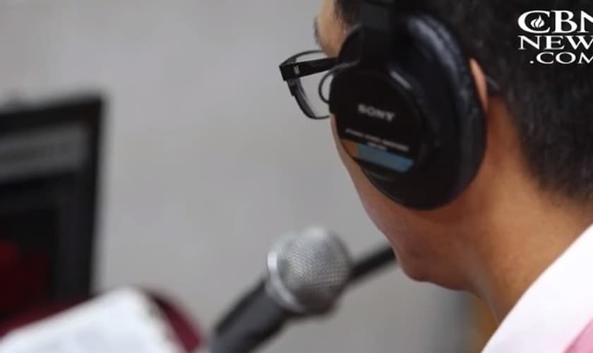 Jae-un e Sung-min apresentam um programa de rádio para evangelizar norte-coreanos. (Imagem: CBN News)