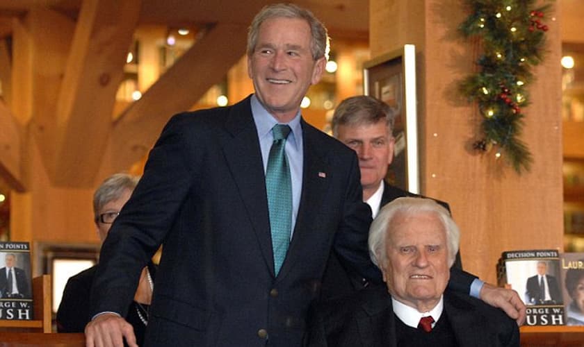 O ex-presidente dos EUA, George W. Bush, ao lado do evangelista Billy Graham. (Foto: Getty Images)