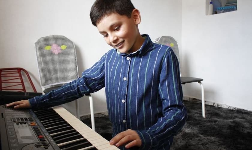 Mesmo cego, João Carlos aprendeu sozinho a tocar bateria, violão e teclado. (Foto: Reprodução/A Crítica)