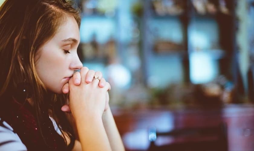 A oração é um ótimo meio para evitar problemas como o estresse. (Foto: Reprodução)