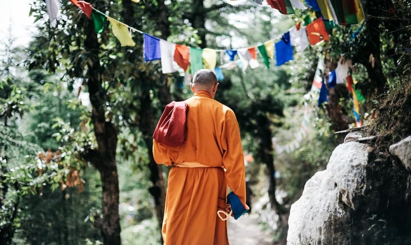 Imagem ilustrativa. Monge budista se rende a Jesus após ler a Bíblia sozinho. (Foto: Pexels)