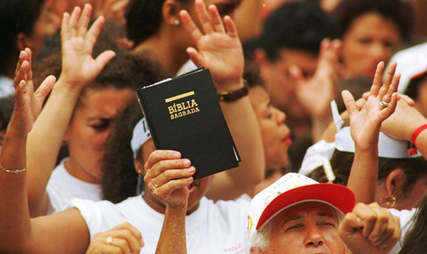 Havia, em 2010, 42.310.000 evangélicos no Brasil, 22,2% da população. (Foto: Reprodução).
