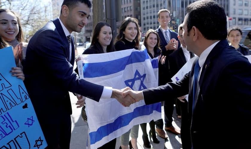 Presidente da Guatemala, Jimmy Morales, cumprimenta membros da comunidade israelense em Washington. (Foto: Guatemala Presidency/Handout/Reuters)