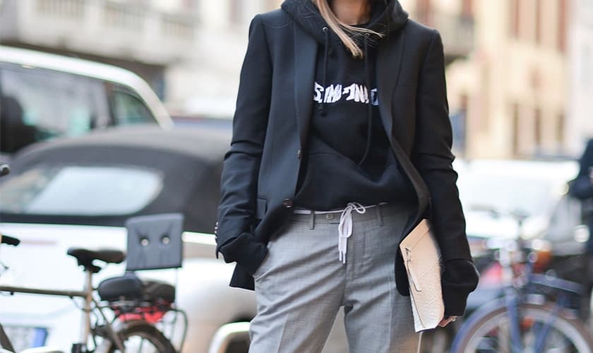 A dica de styling é combinar o moletom com peças de alfaiataria. (Foto: Reprodução/Moda It)