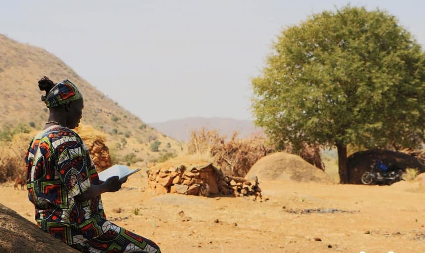 Mulher lendo sua Bíblia durante uma Conferência de Pastores no Sudão. (Foto: Portas Abertas)