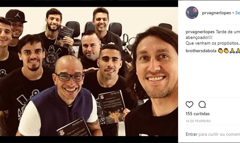 Pastor Vagner Lopes (ao centro) com jogadores do Corinthians. (Foto: UOL Esporte)