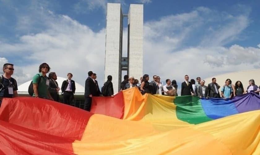 Militantes LGBT fazem manifesto a favor a favor dos direitos de pessoas trans em janeiro de 2018, em São Paulo. (Foto: GETTY IMAGES)