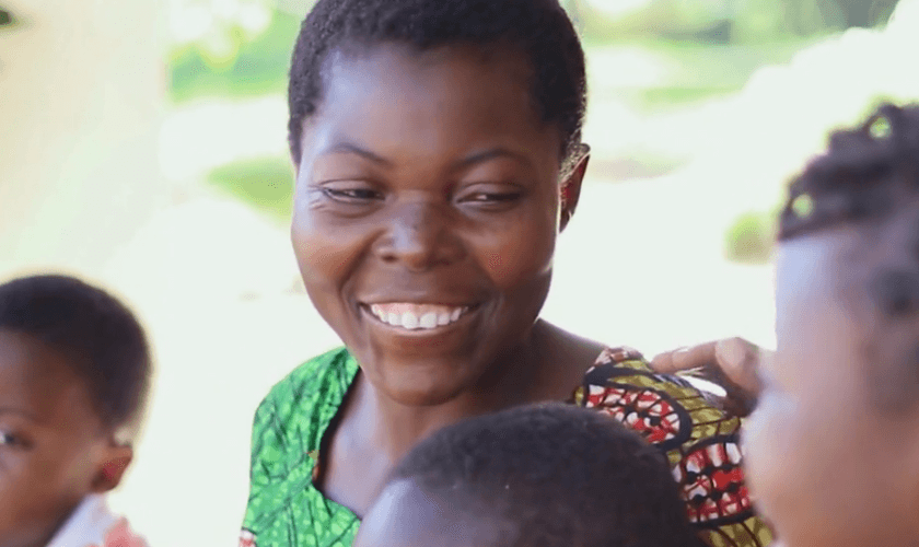 Sonia recebeu ajuda de entidades cristãs e hoje cuida de crianças órfãs. (Foto: Reprodução).