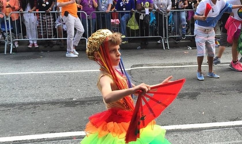 Desmond Napoles desfila em edição anterior da parada gay de Nova York. (Foto: Pinterest)