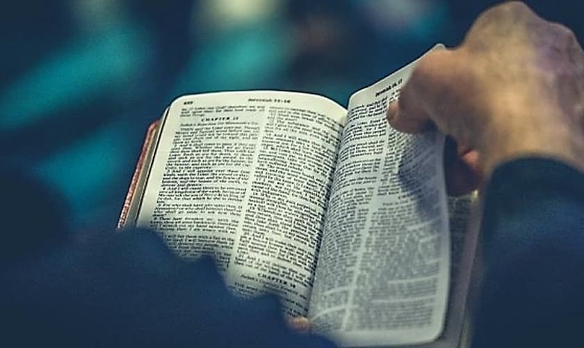 Foi justamente a Bíblia que levou Jay a mudar seu entendimento sobre espiritualidade. (Foto: UNSPLASH.COM/ROD LONG)