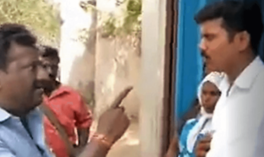 Os extremistas foram acompanhados por um policial providenciado pelo Estado. (Foto: Reprodução).