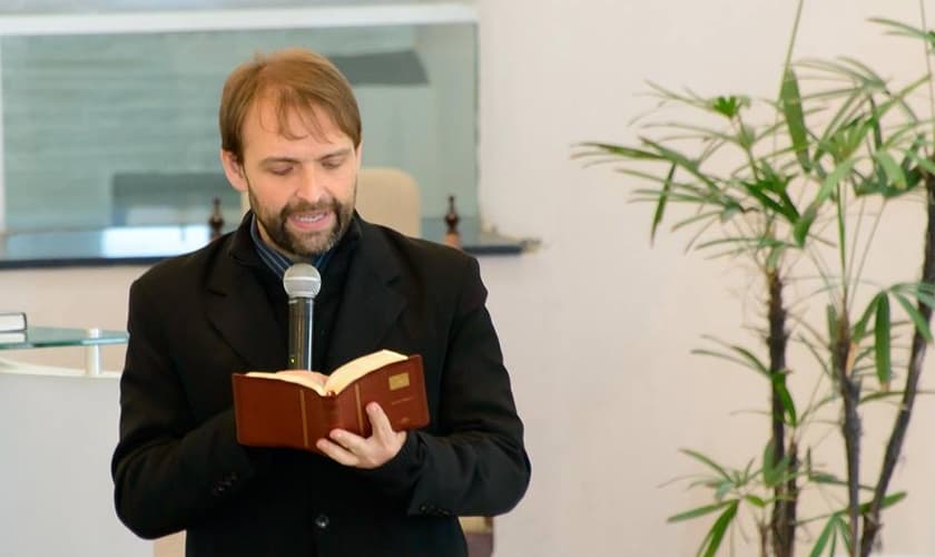 Além de ter conhecimento científico, Flávio Júnior é testemunho de transformação, pois iniciou uma transição da homossexualidade para a orientação heterossexual. (Foto: Reprodução).