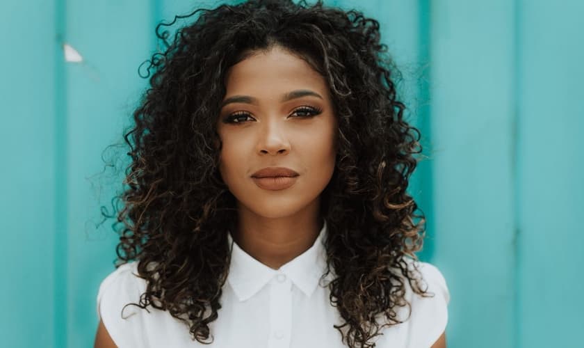 O objetivo das imagens é levar ao espectador a sensação de que os locais por onde a cantora passa poderia ser em qualquer lugar. (Foto: Divulgação).