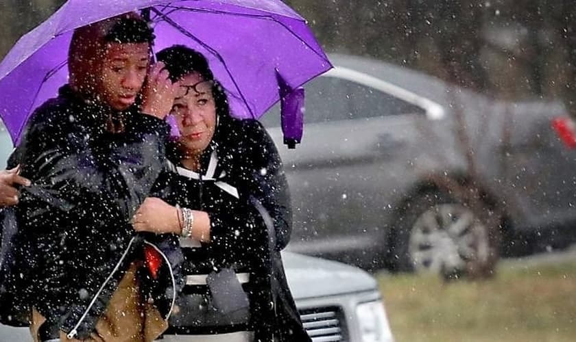 Mãe e filho se confortam após tiroteio em Maryland. (Foto: Getty Images)