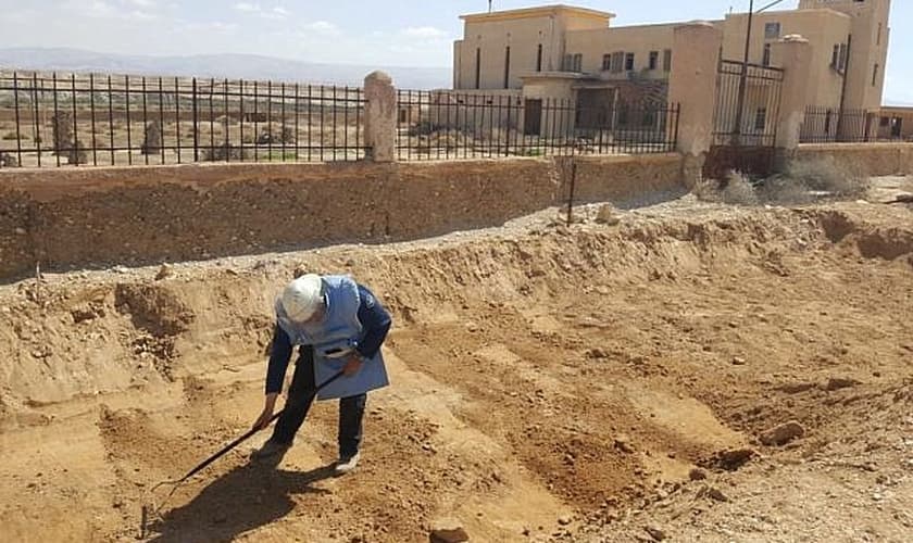 Soldado trabalhando para limpar as minas da área ao redor do Qasr al-Yahud, no Rio Jordão. (Foto: Ministério da Defesa de Israel)