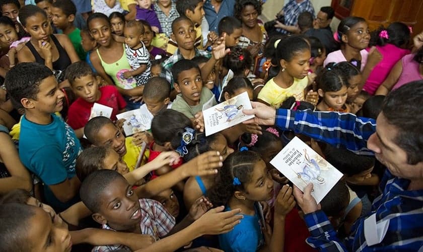Bíblias sendo distribuídas por missionários em igreja cubana. (Foto: American Bible Society)