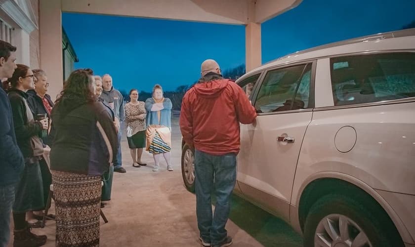 Membros de uma igreja saíram às ruas para oferecer orações pelos motoristas. (Foto: Pentecostals of Jonesboro Church)