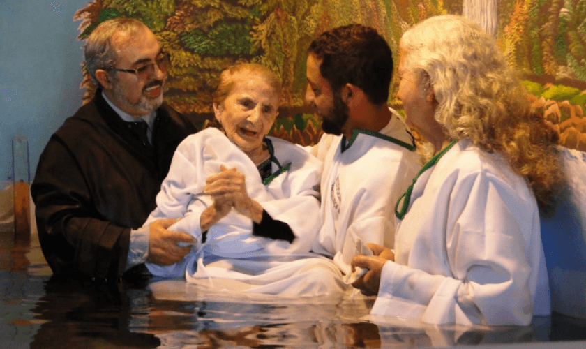 Por conta do clima, o batismo aconteceu no período da tarde. (Foto: NA).