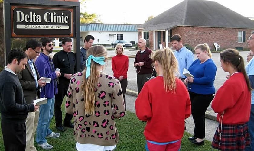 Cristãos se unem em frente a clínica de aborto para orar, nos EUA. (Foto: 40 Days for Life)