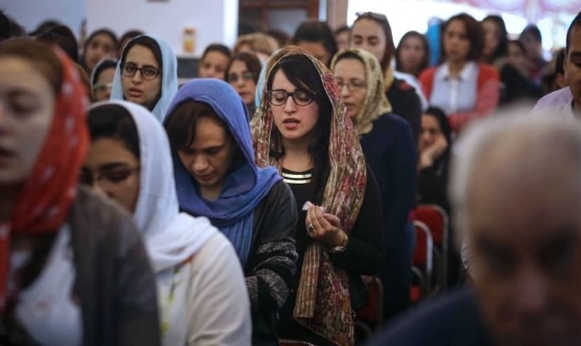 Cristãos se reúnem para culto em igreja no Egito. (Foto: AFP)