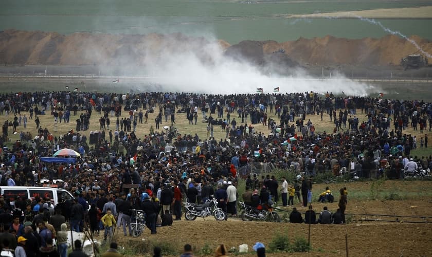 Palestinos durante manifestações na Faixa de Gaza, próximo à fronteira de Israel. (Foto: AFP/Mohammed Abed)