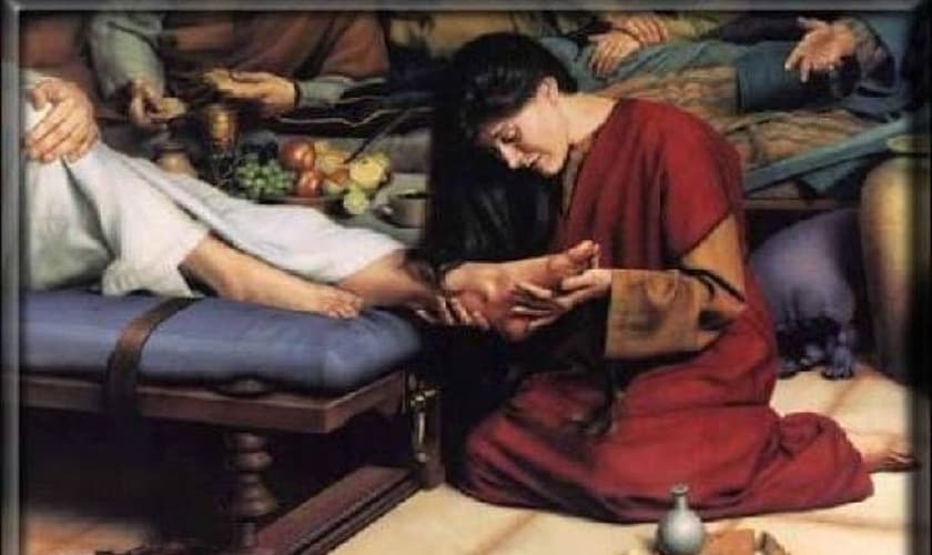 Maria de Betânia derrama perfume caro sobre os pés de Jesus e enxuga com seus próprios cabelos. (Foto: Stock)