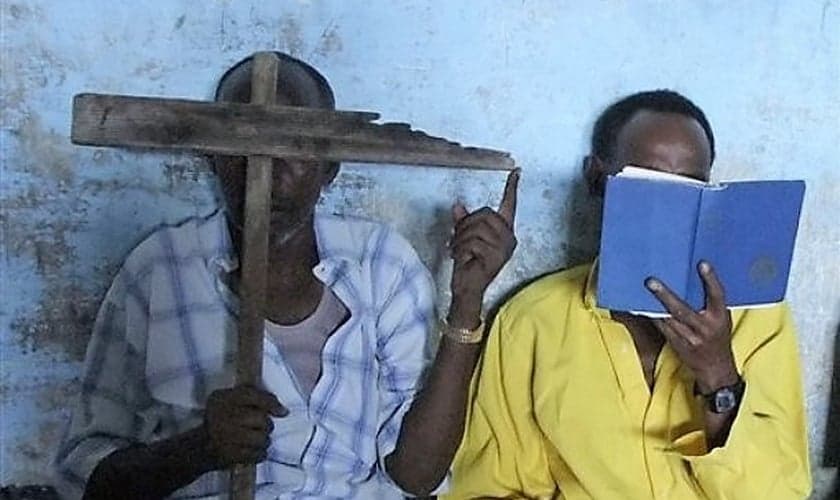 Cristãos somalis escondem o rosto para sair em foto. (Foto: voceisontina.eu)