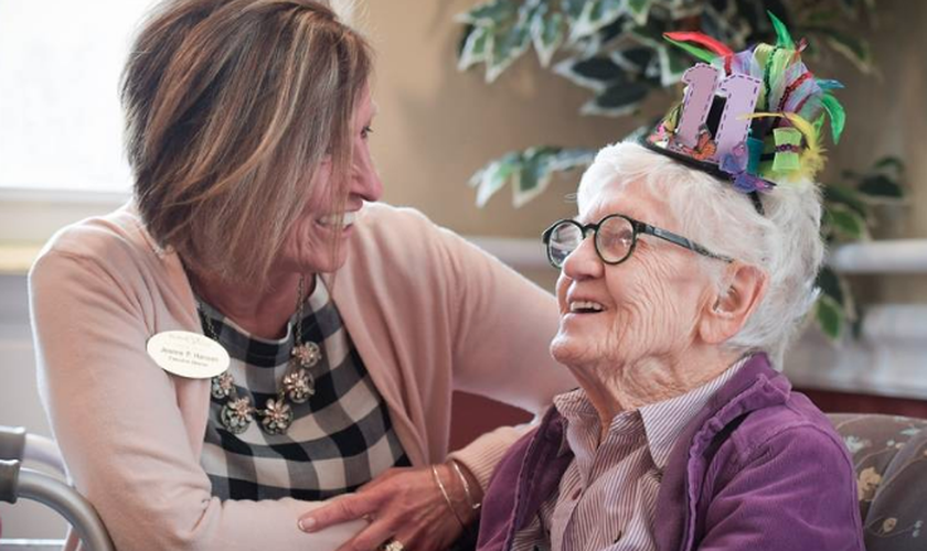 Jeanne Hansen com Merle Phillips, de 111 anos, durante sua festa de aniversário. (Foto: Mark Black|Staff Photographer)