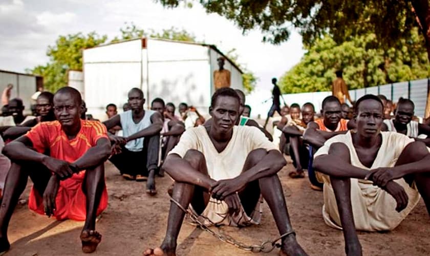 O missionário transmitiu um filme que conta a história de Jesus para os presos. (Foto: Reprodução).