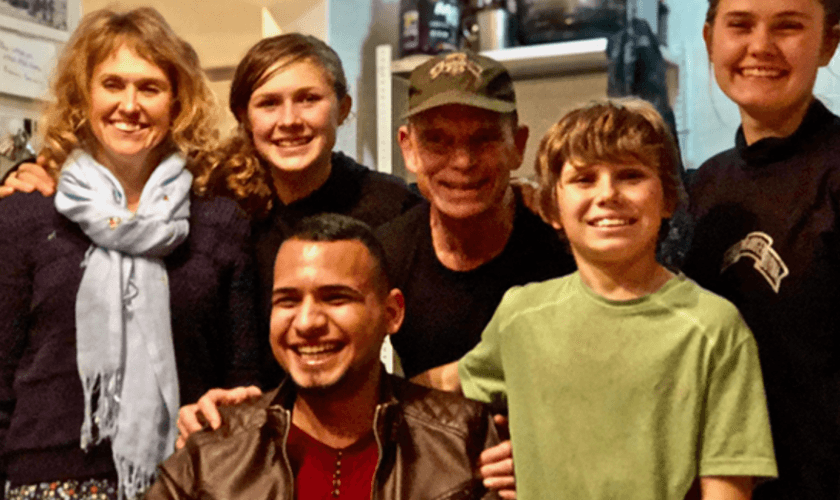 O soldado foi levado para o hospital e os médicos disseram que ele sobreviveu milagrosamente. (Foto: Reprodução).