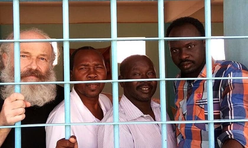 Missionário Petr Jasek junto com companheiros de cela no Sudão. (Foto: Voice of the Martyrs)