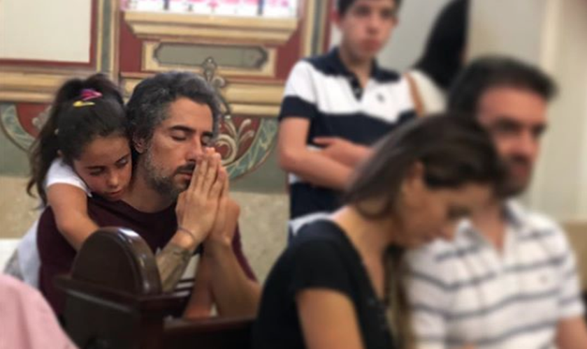 O apresentador Marcos Mion em oração na companhia de sua filha, Donatella. (Foto: Reprodução/Instagram)