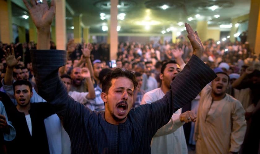 Cristãos coptas durante culto fúnebre após ataque na Catedral de Abu Garnous, em Minya, Egito. (Foto: AP Photo/Amr Nabil)