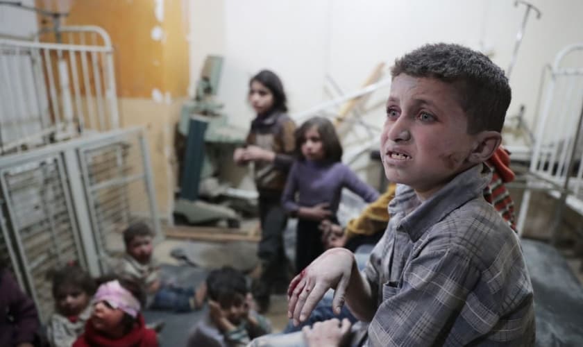Crianças estão entre as vítimas de ataques químicos na Síria. (Foto: t13.cl)