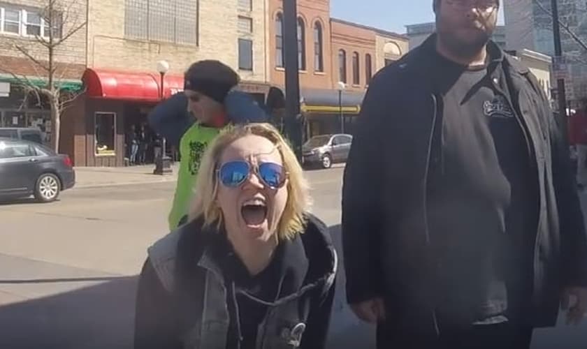 Mulher pró-aborto grita perde o controle e ataca manifestante cristão pró-vida. (Imagem: Abolish Human Abortion - Facebook)