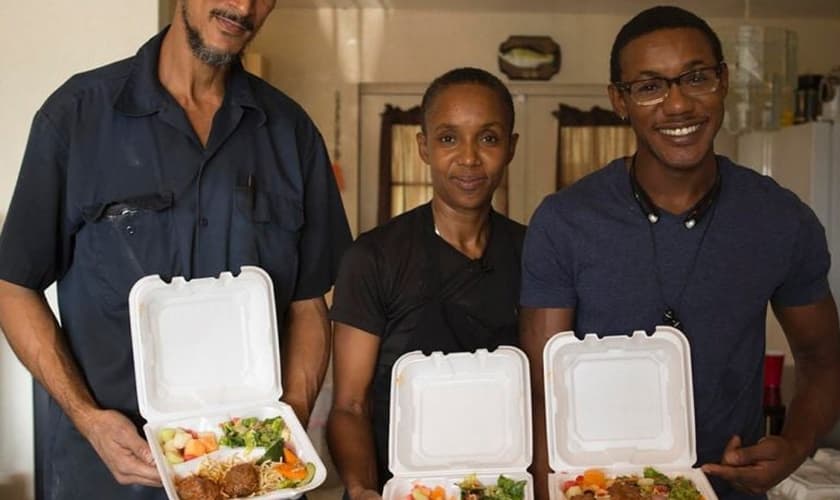 A garçonete Gloria prepara cerca de 225 refeições e 180 lanches de café da manhã em sua cozinha. (Foto: SWNS)