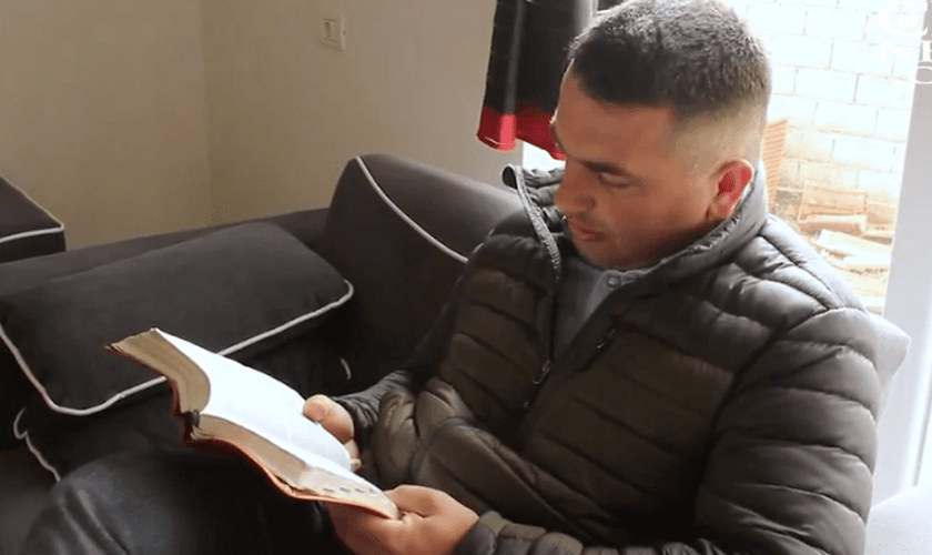 Urim Bogaj se tornou pastor da primeira igreja em Malisevo em 700 anos. (Foto: Reprodução/CBN News)