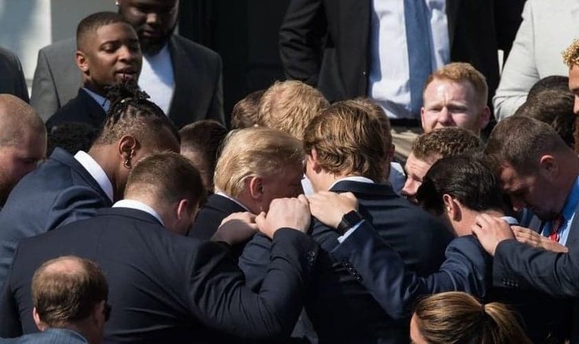 JK Scott e seus amigos se unem em volta do presidente dos EUA, Donald Trump para orar. (Foto: editiononline)