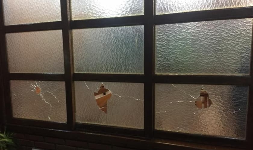 A Igreja Cristã Maranata foi atingida por uma bomba durante um culto. (Foto: Reprodução)