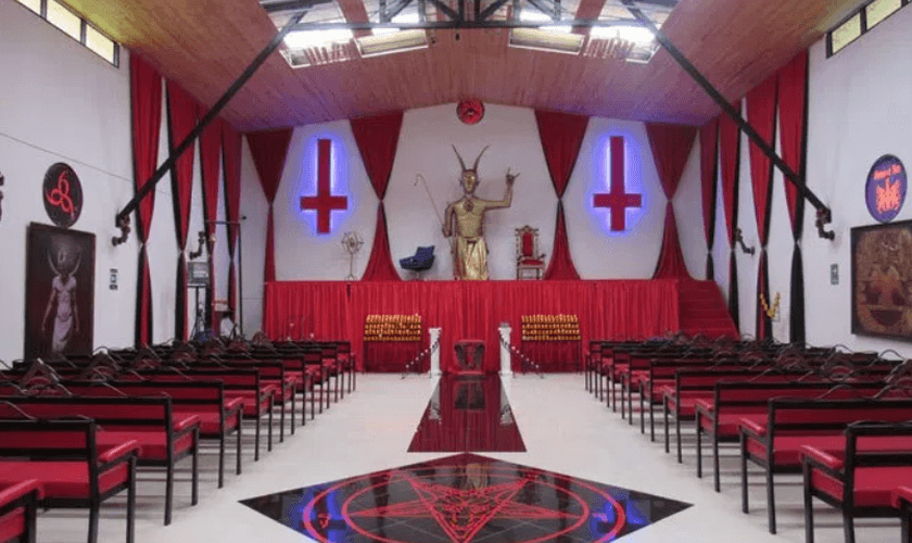 Discípulos anônimos de Lúcifer, de várias partes do mundo, fizeram doações para a construção do templo. (Foto: Reprodução).