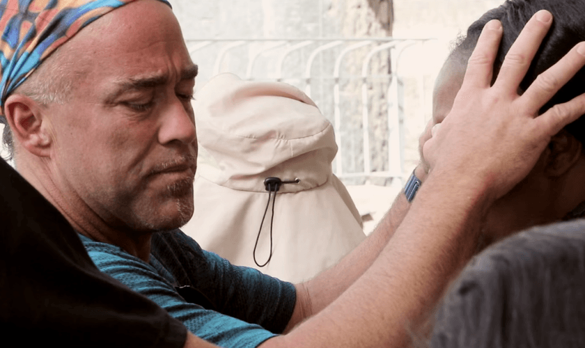 Após receber a oração de Todd White, a mulher foi capaz de enxergá-lo perfeitamente. (Foto: Reprodução).