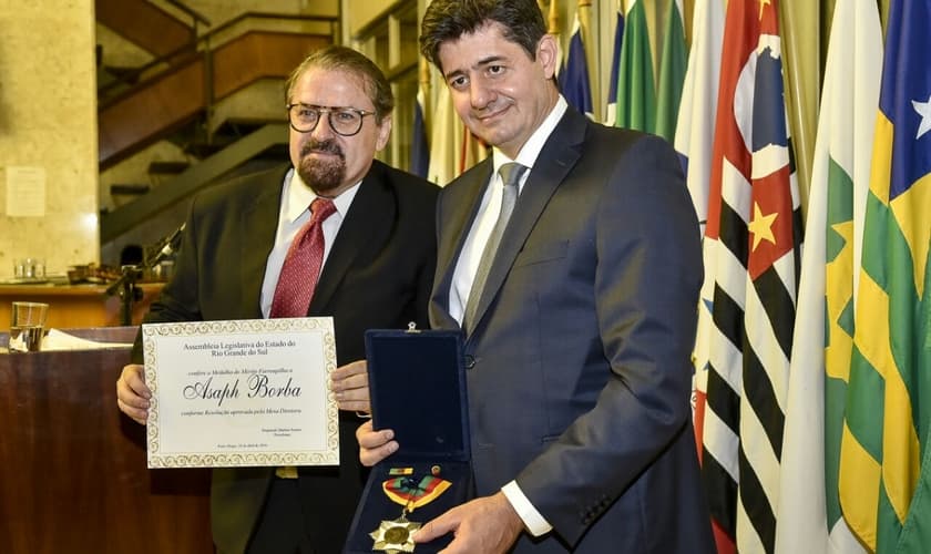 Afirmando não ser merecedor de tal honraria, Asaph Borba agradeceu a homenagem. (Foto: Reprodução).