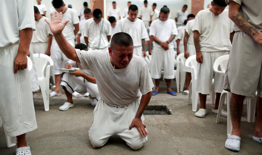 Ex-membros de gangues se reúnem para adorar a Deus em um presídio de El Salvador. (Foto: Reuters/Jose Cabezas)