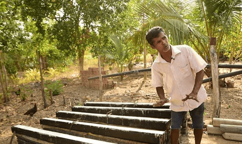 Aos 21, Nimal era viciado em álcool e cigarro quando foi convidado para um culto e se converteu. (Foto: Reprodução).