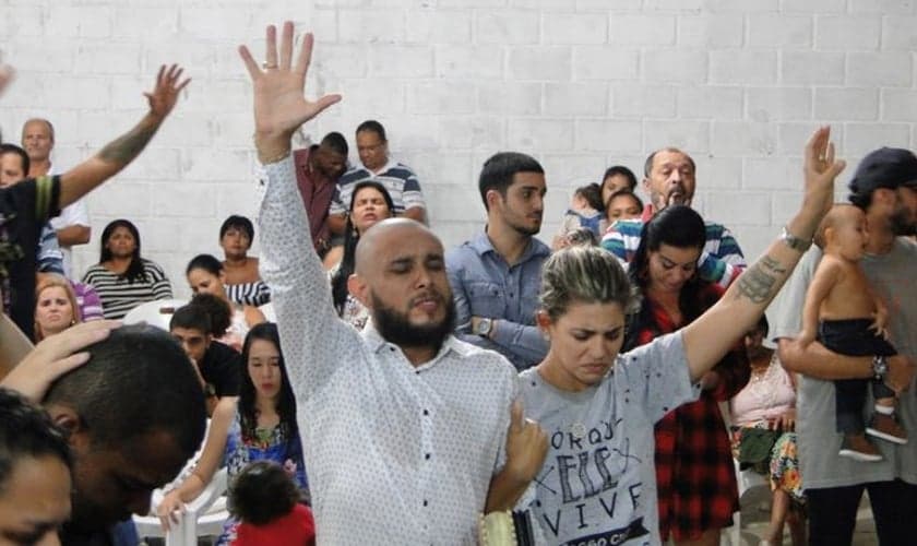 Um dia após a morte dos filhos, os pastores George Alves e Juliana Salles ministraram um culto em sua igreja. (Foto: Reprodução)