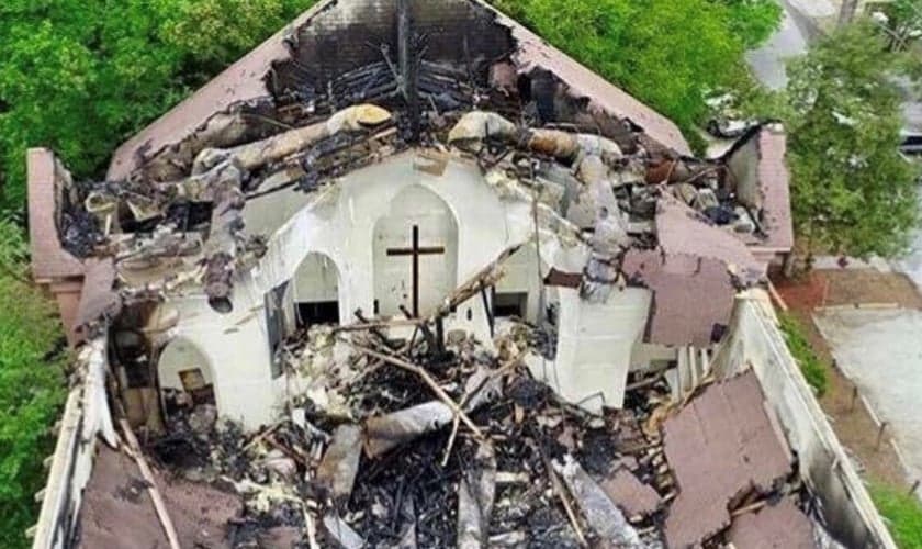 Teto da igreja de St. Andrew foi completamente destruído. (Foto: Twitter)